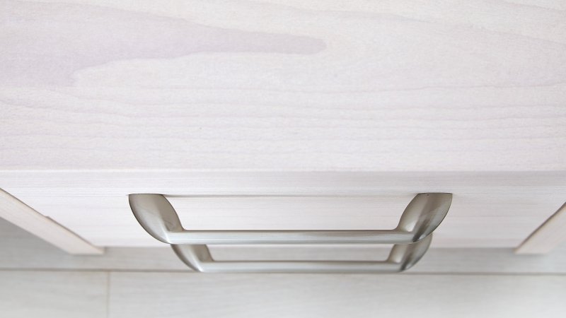 nocni-stolek-z-masivu-comodino-nordic-white-braun-detail.jpg